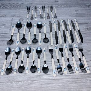 Yorktowne USA by PFALTZGRAFF spoons big & small forks big and small & knives 38